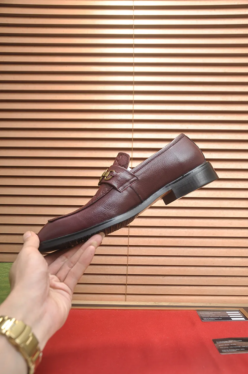 Men's shoes💰460💶Italy's top luxury men's shoes giant [GUCCI Gucci] has a new model 🍃Original European style🔰 Pleasant to the eye😍In order to make the shoes more durable and non-deformable🌀The production continues to follow traditional methods but there is still no lack of innovation💪The original cowhide is chosen for the leather♻️ Smooth, natural and exceptionally bright⭐Made of imported cowhide, the first choice of the rich 38-45 (45 customized)